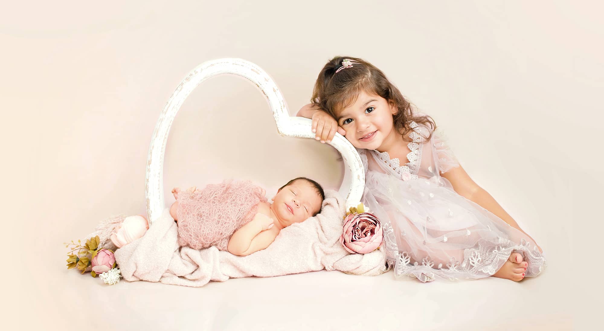 Fotograf-Neugeborene-mit-geschwistern-wuppertal-schwester-baby