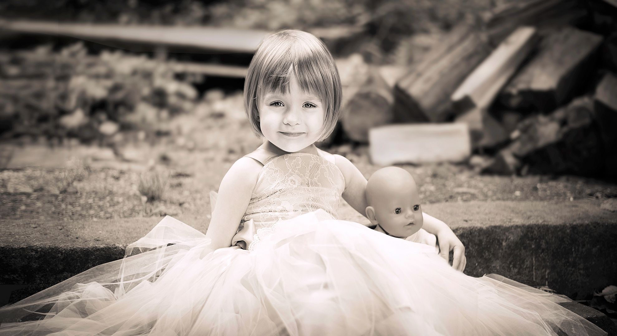 Mädchen-mit-Puppe-im-Arm-171