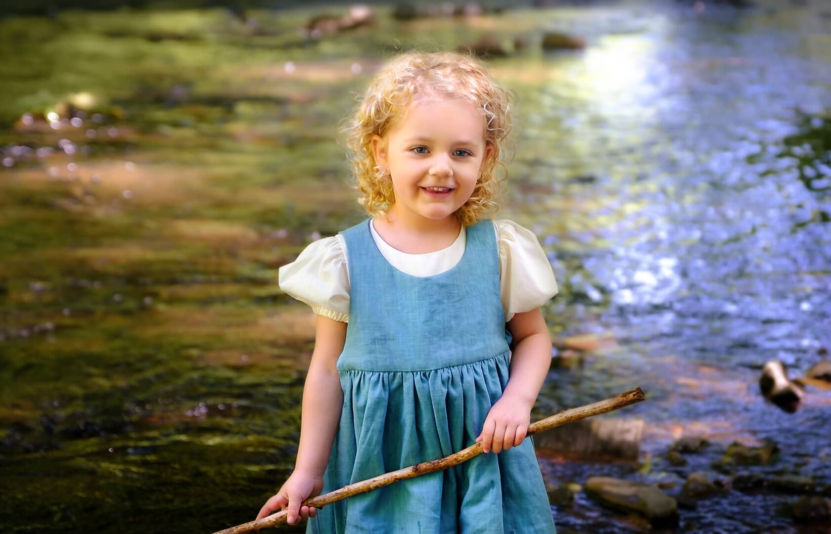 abenteuershooting-Kinderfoto-wuppertal Barfuß-Abenteuer an der Wupper: Kinderspiel als Fotoshooting-Erlebnis für kleine Entdecker in Wuppertal