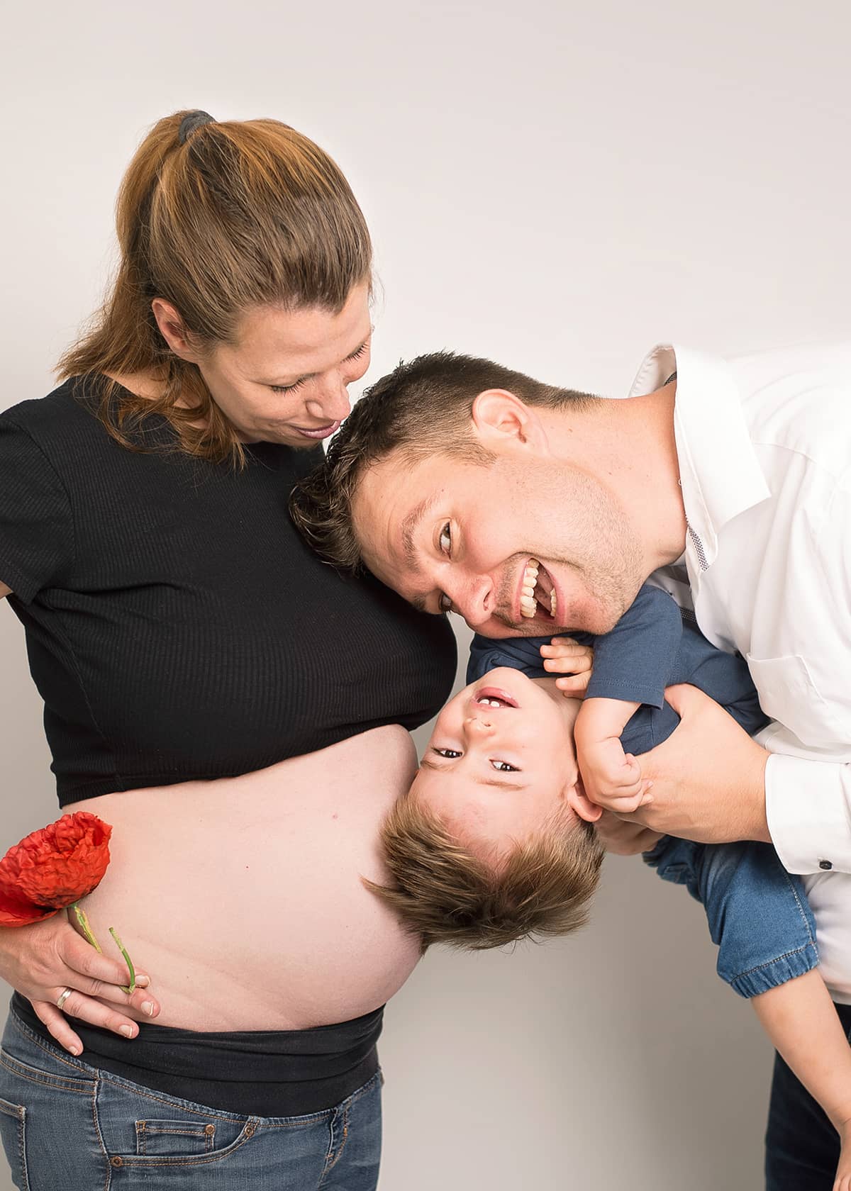 ausgelassenes-familienfoto-in-der-schwangerschaft-wuppertal