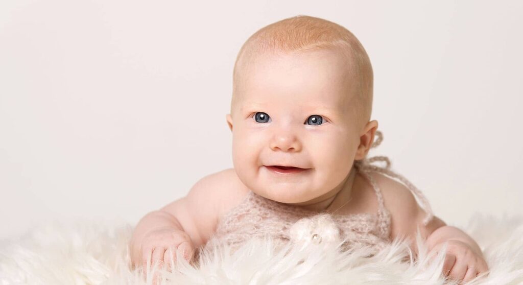 süßes Babyfoto Mädchen 8 Wochen alt