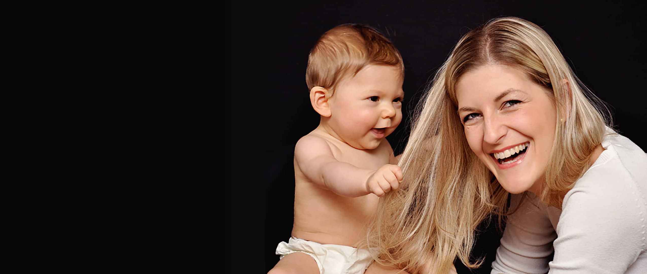 baby-lustiges-foto-mamas-haare-fotograf-nrw