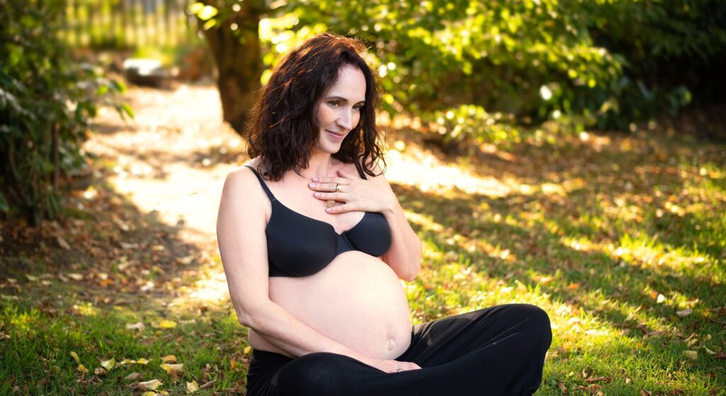 Babybauchfotos in der Natur stärken dein Selbstbewußtsein