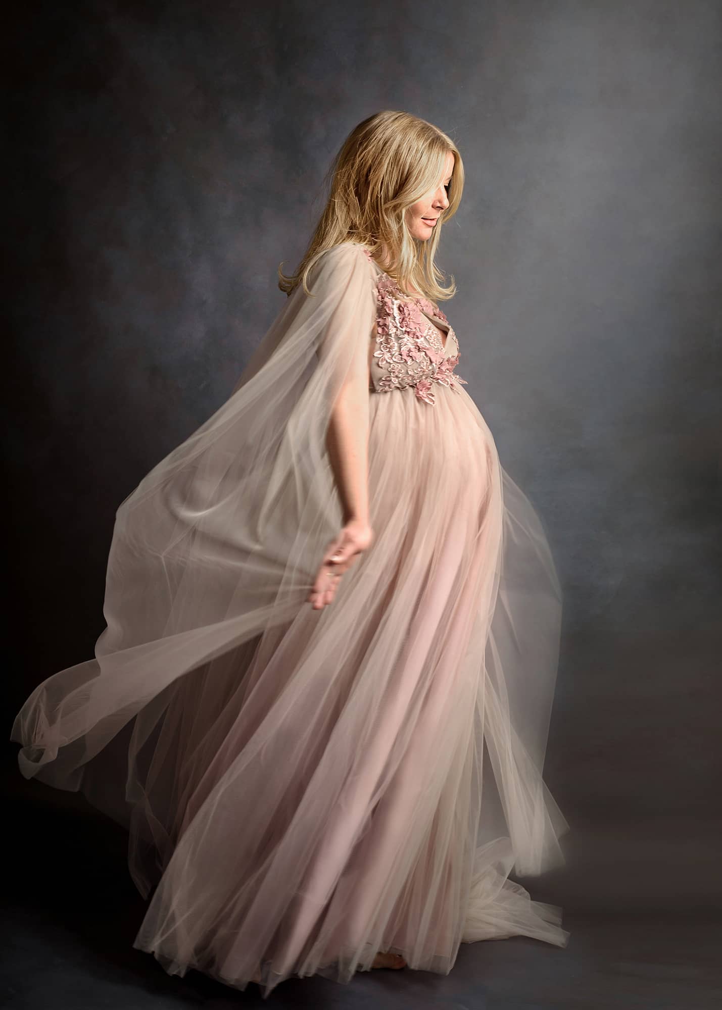 Schwangere beim Babybauch-Shooting in einem traumhaften Luxus-Designerkleid in Wuppertal im Fotostudio