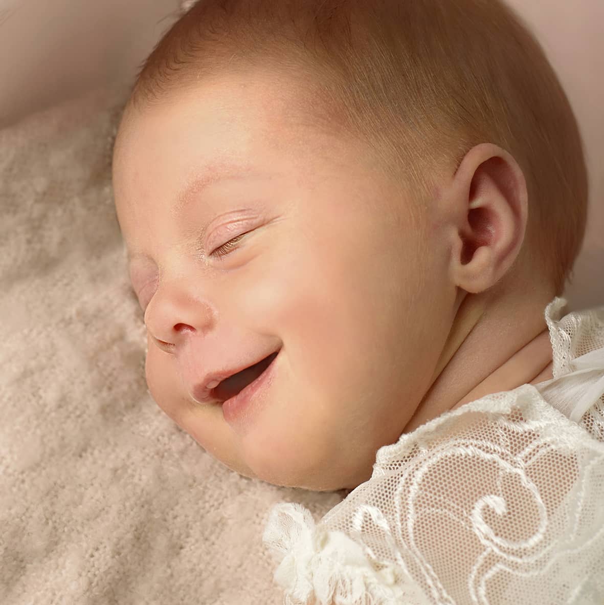 seelig lächelndes Baby Portraitfoto von mobiler Fotografin in Wuppertal