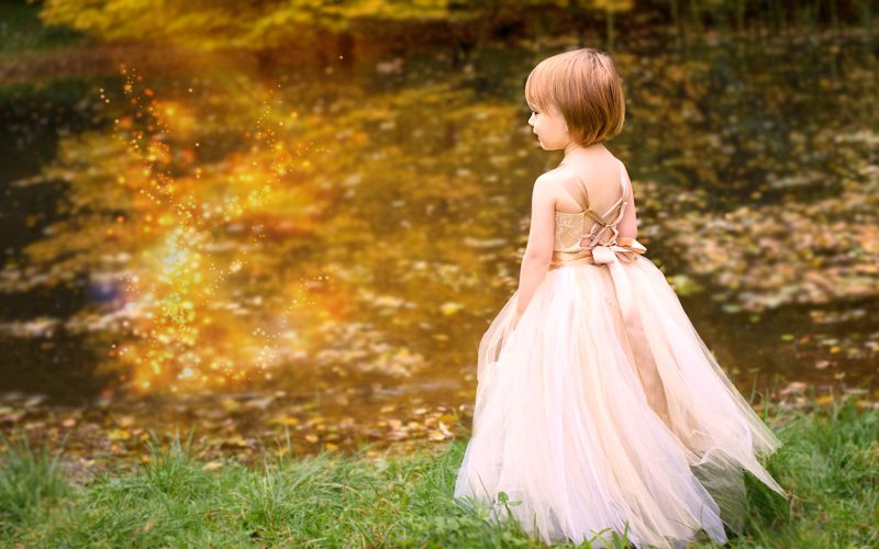 Märchenhaftes Porträt am glitzernden Wasser: Ein magischer Moment beim Princess-Shooting für deine Tochter in Wuppertal.