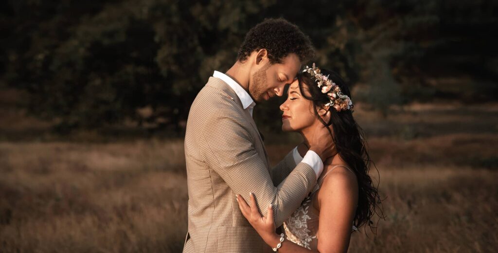 Sehr innige zärliche Pose der Liebe eines Hochzeitspaares in Wuppertal portraitfoto