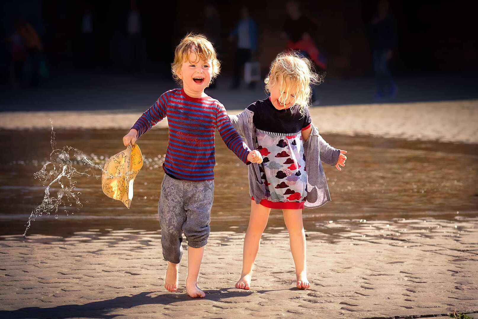 Fotograf_wuppertal_kinder_288 Sommerliche Kinderfotografie in Wuppertal: Wo aus Matschfüßen und Wasserspielen lebenslange Erinnerungen werden