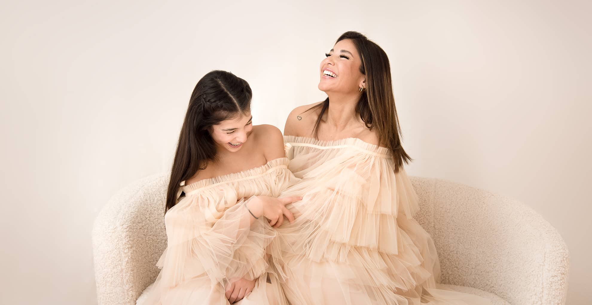 froehliches-foto-von-mama-und-tochter