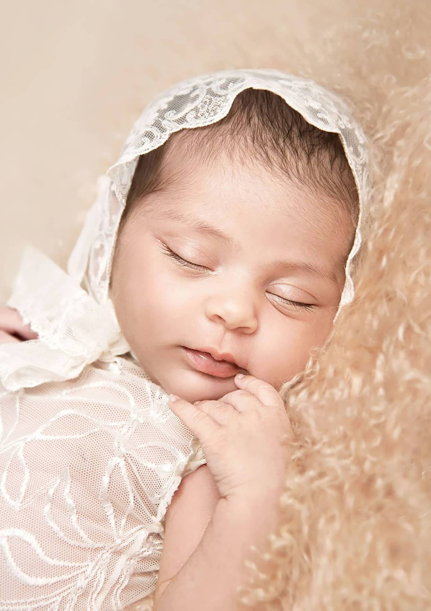 Mobiles Neugeborenen-Shooting in Wuppertal: Schlafendes Baby geborgen im Homeshooting fotografiert