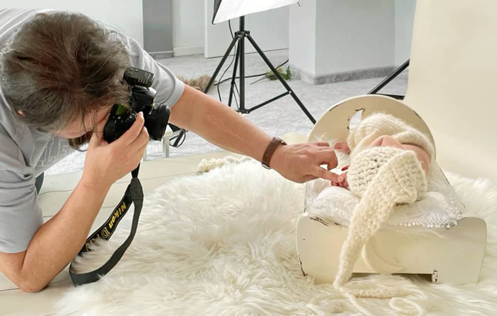 behutsame Fotografin mit einem mobilem Fotostudio bei Babyfotografie in wuppertal