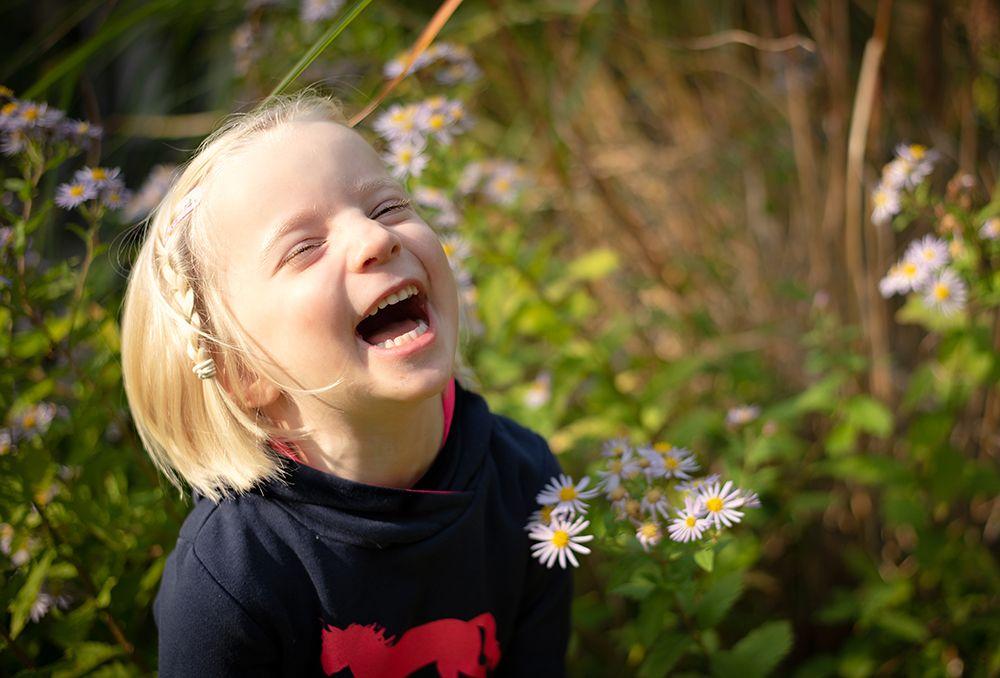 lachendes-kind-bei-familienfotos-mobile-fotografie-wuppertal