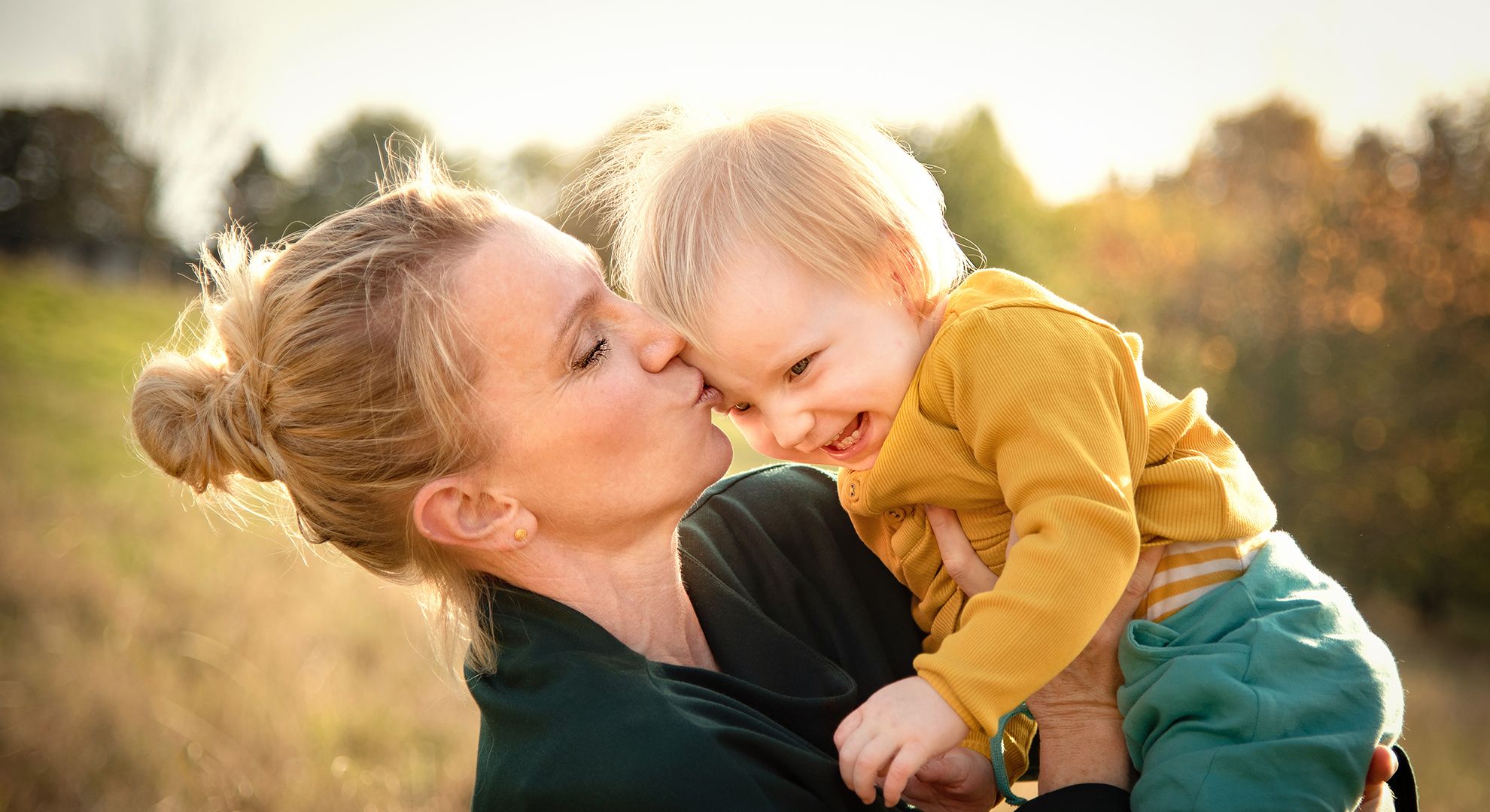 liebevolle-mama-mit-kind-familienfoto-wuppertal