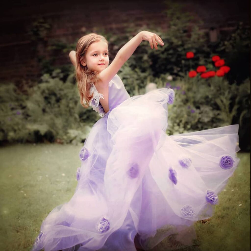 tanzendes Mädchen im magischen Garten - das Erlebnisgeschenk für deine Tochter beim Princess-Shooting in Wuppertal