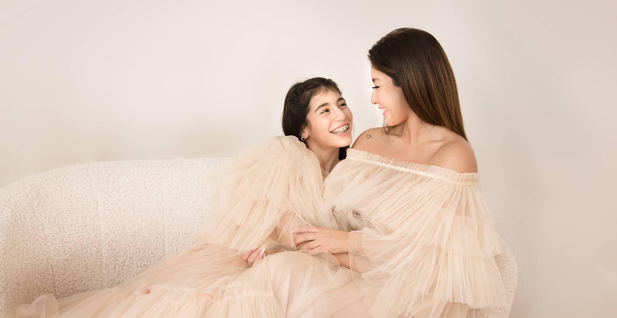 mama-und-tochter-sehen-sich-an