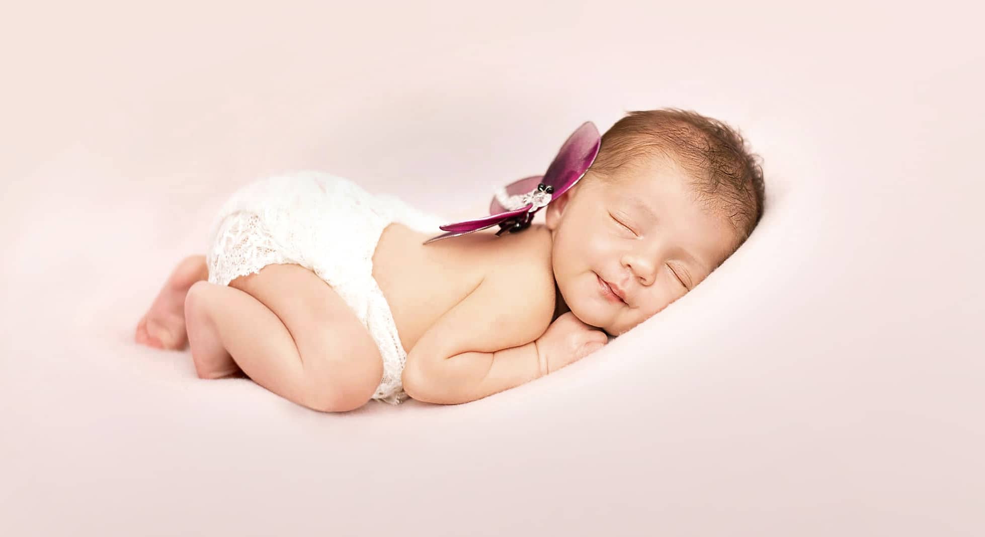 neugeborenes-kuscheln-rosa-schmetterling-baby-wuppertal