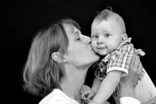 fotografie-Mama-kueßt-baby