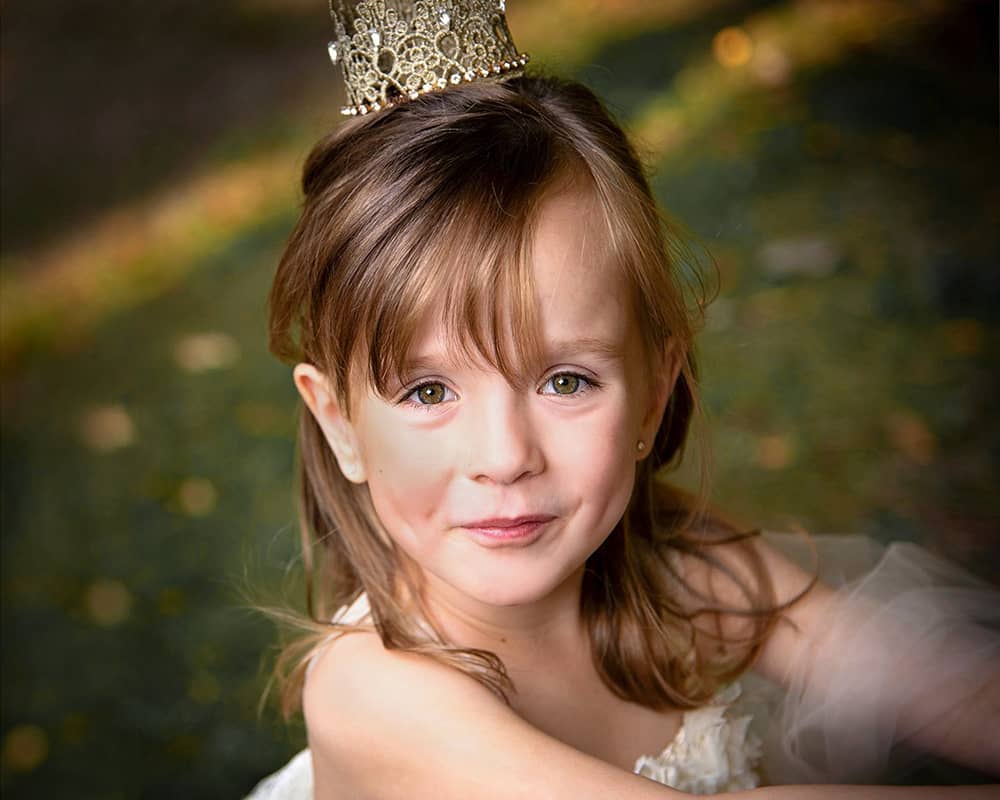 Mädchen mit goldener Krone im Tüllkleid – Hochwertige Kinderportraits von Ihrer spezialisierten Kinderfotografin in Wuppertal