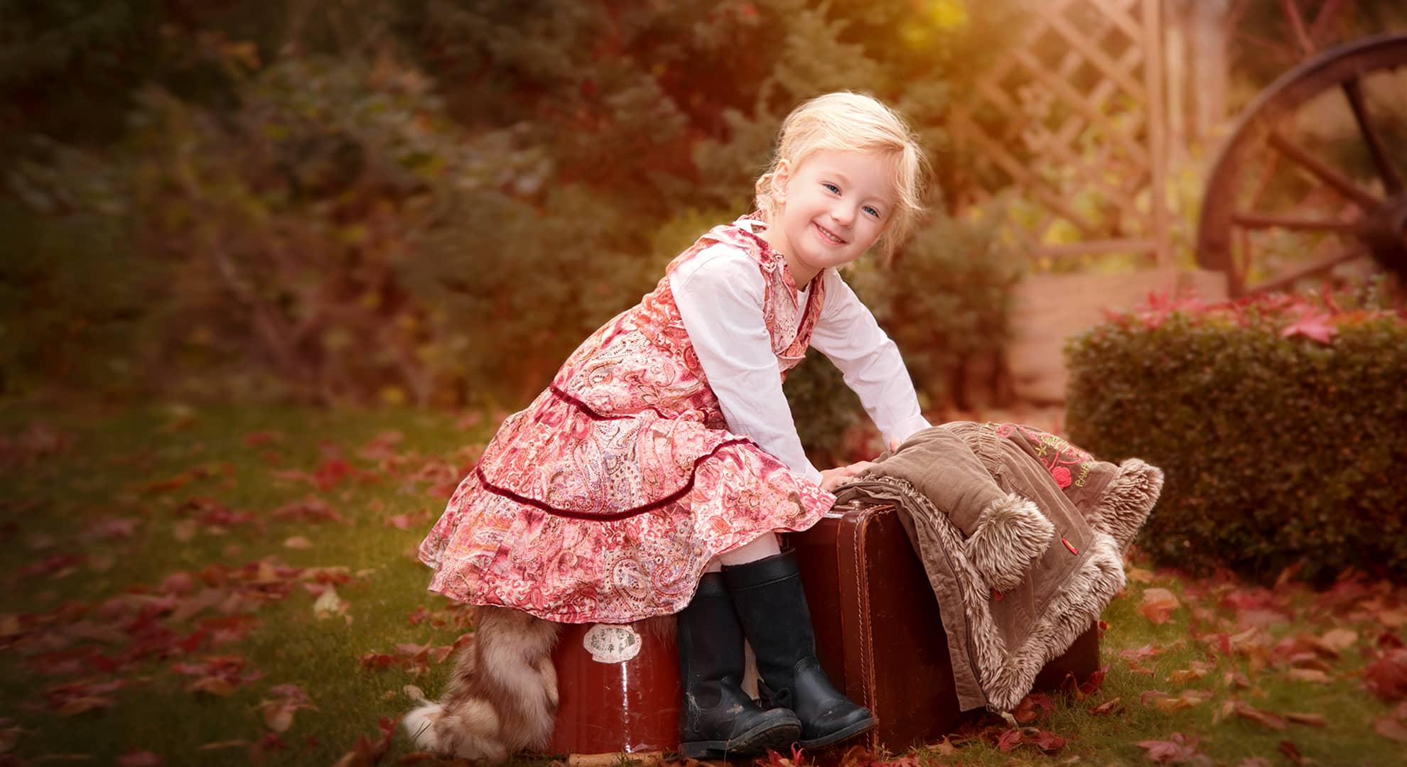 suesses-mädchen-auf-koffer-wuppertal