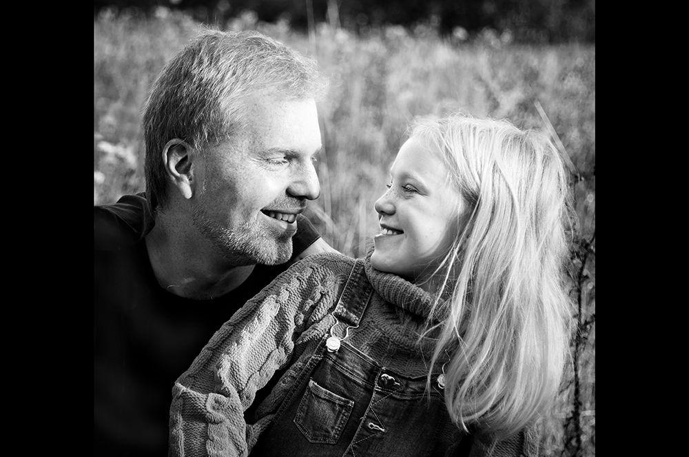 sw-foto-tochter-vater-famlienfotografie-wuppertal_310