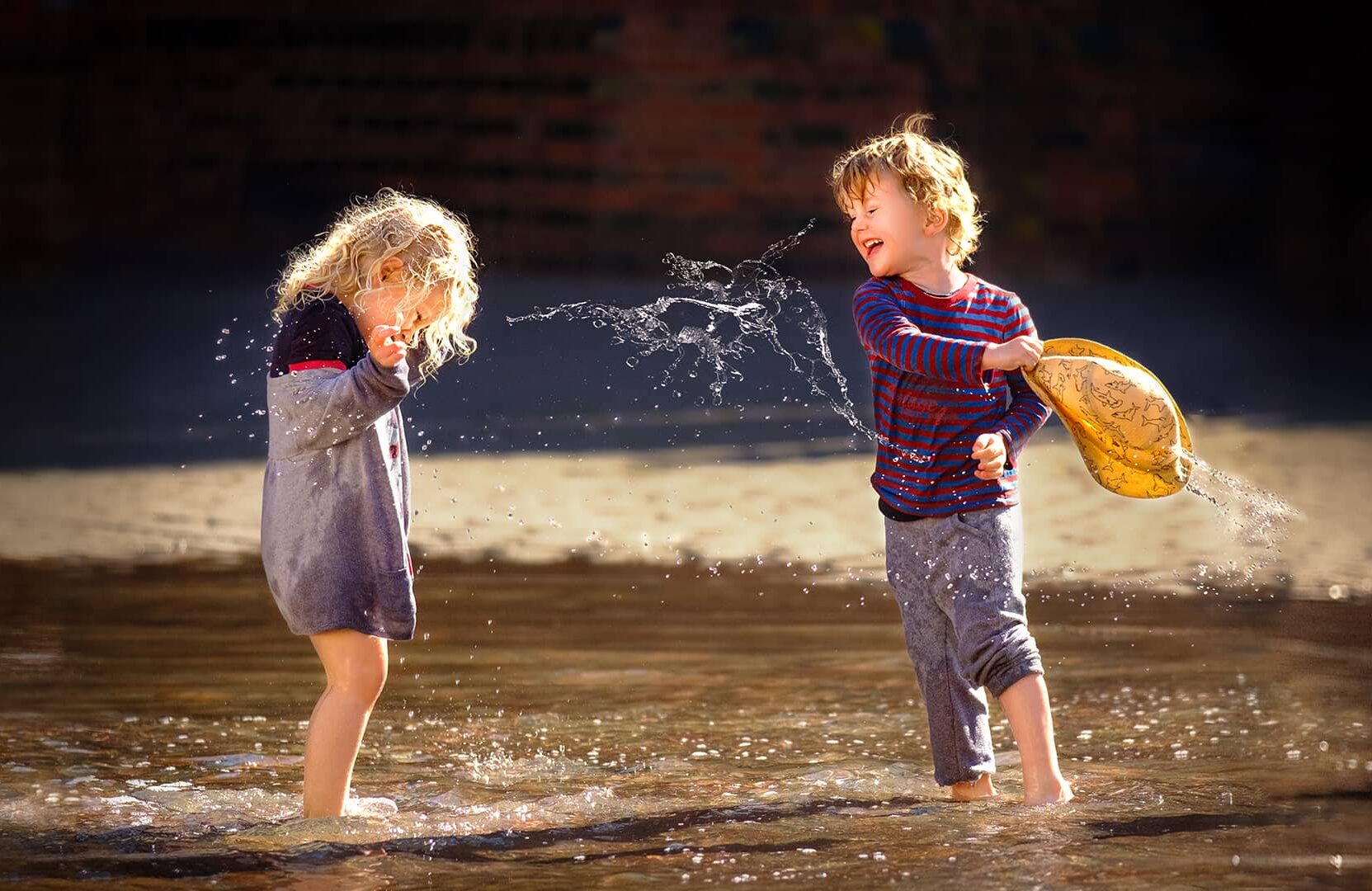 wasser-spaß-kinder-shooting-wuppertal Sommerabenteuer an der Wupper: Junge und Mädchen beim Wasserspaß während eines Barfuß-Fotoshootings in NRW